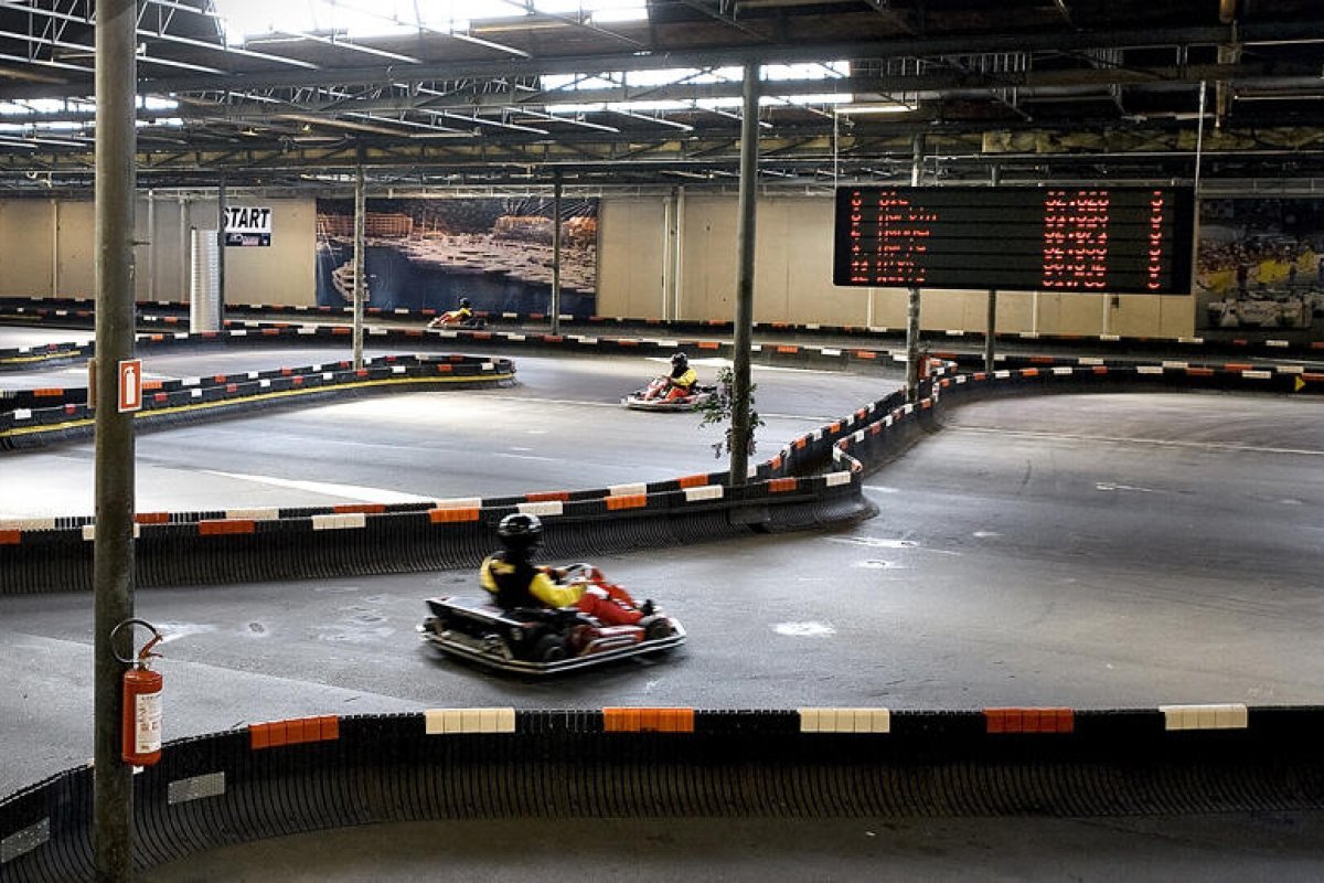 Gokart World indendørs bane med kørere i aktion